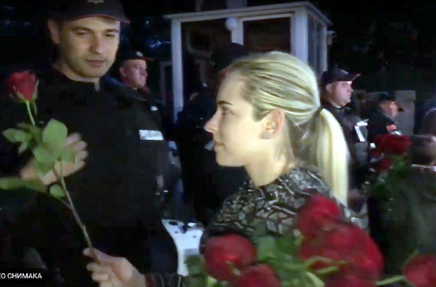 На ПЕНДРЕКЕ одговорили РУЖАМА: Деца УХАПШЕНОГ СВЕШТЕНИКА Јокића испред суда у Никшићу послала поруке љубави и православља (ВИДЕО)